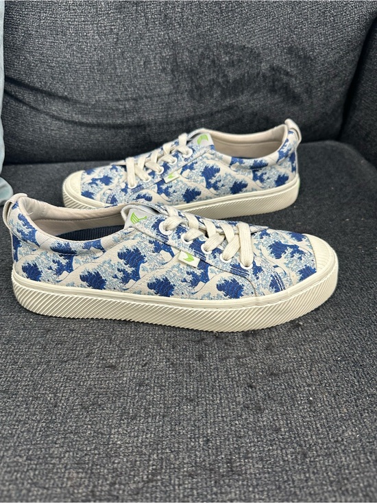 Cariuma Shoes - Cariuma x Hokusai collaboration sneaker Japanese art graphic waves size 9 womens